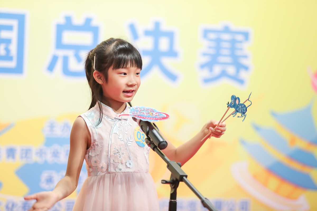 Huaxia's student confidently performing a Chinese speech in the grand finals of an international, Chinese language competition